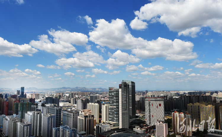 蓝天白云下的省城展示别样的美。河北日报记者贾恒摄