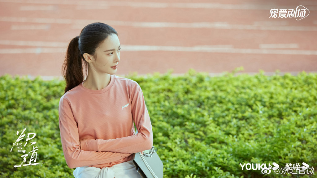 罗娜在生活中率性飒爽,在训练场上严格认真。