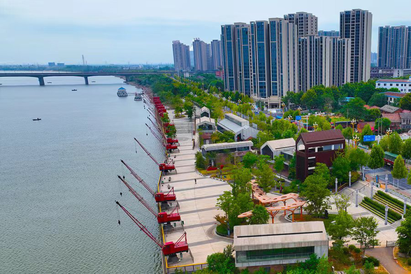 图为改造成滨江风光带的常德市老港码头