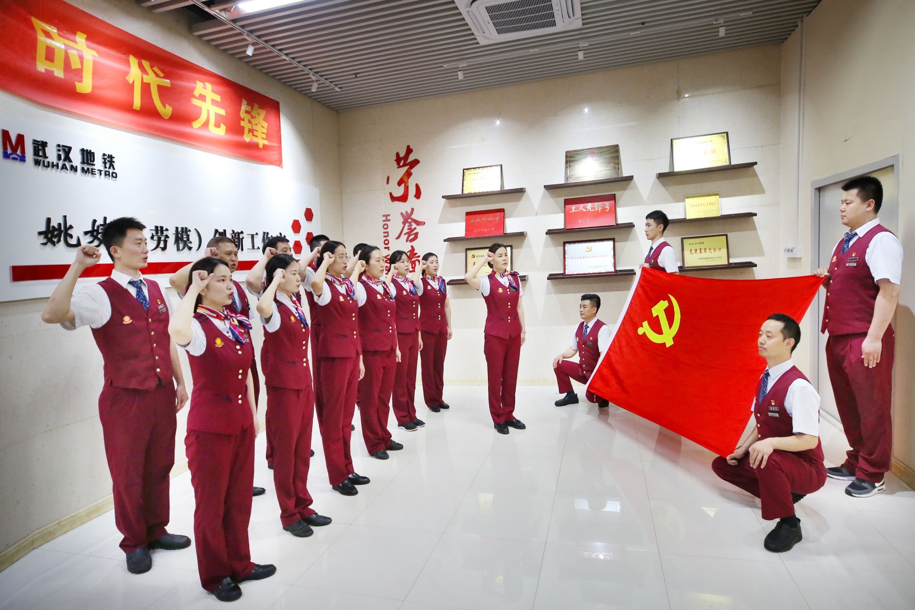 姚婕（劳模）创新工作室党员向党旗宣誓。
