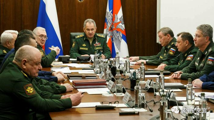 ■绍伊古在主持军方高层会议，他为提高俄军战斗力做了大量工作。
