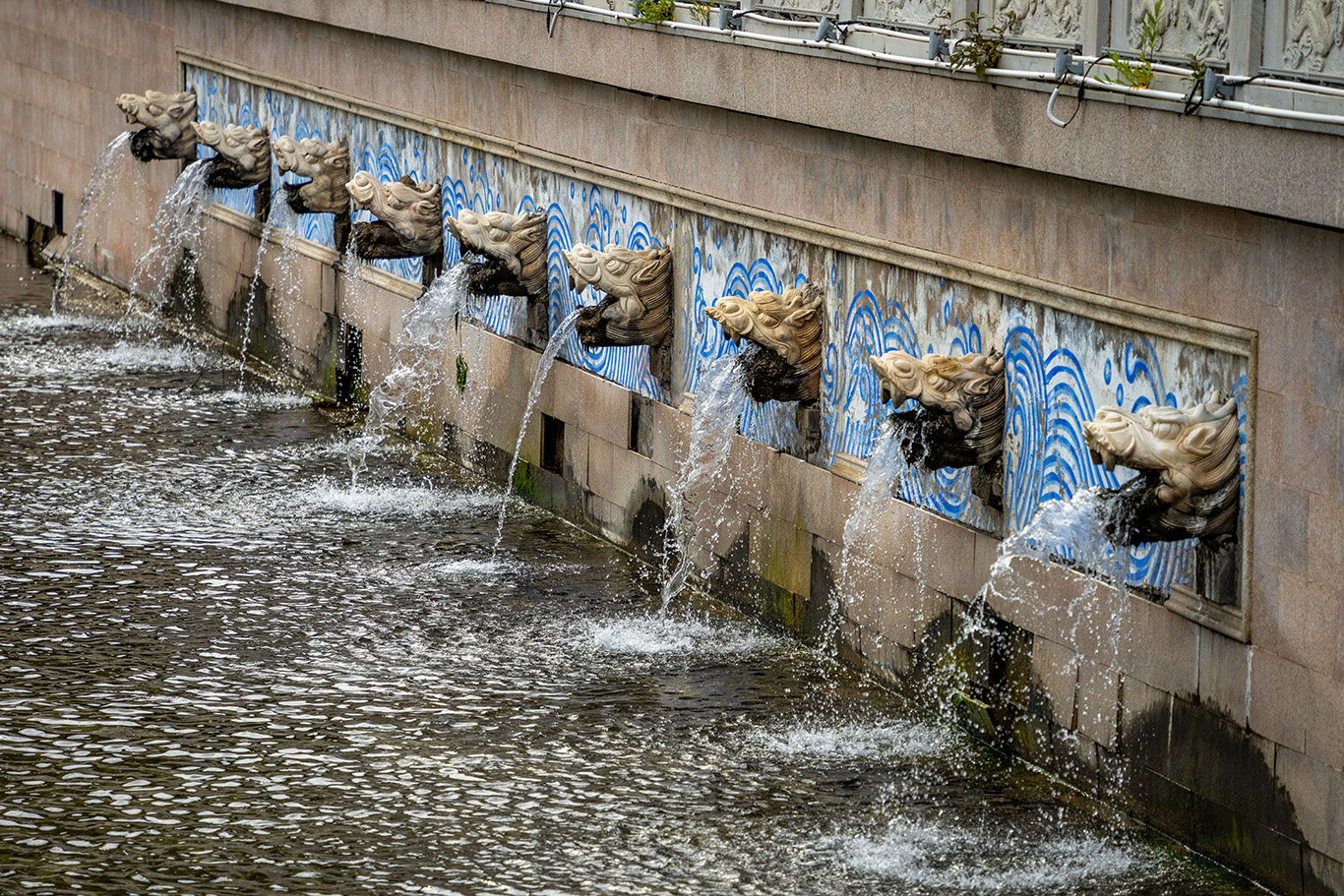 图为从龙口喷出的泉水