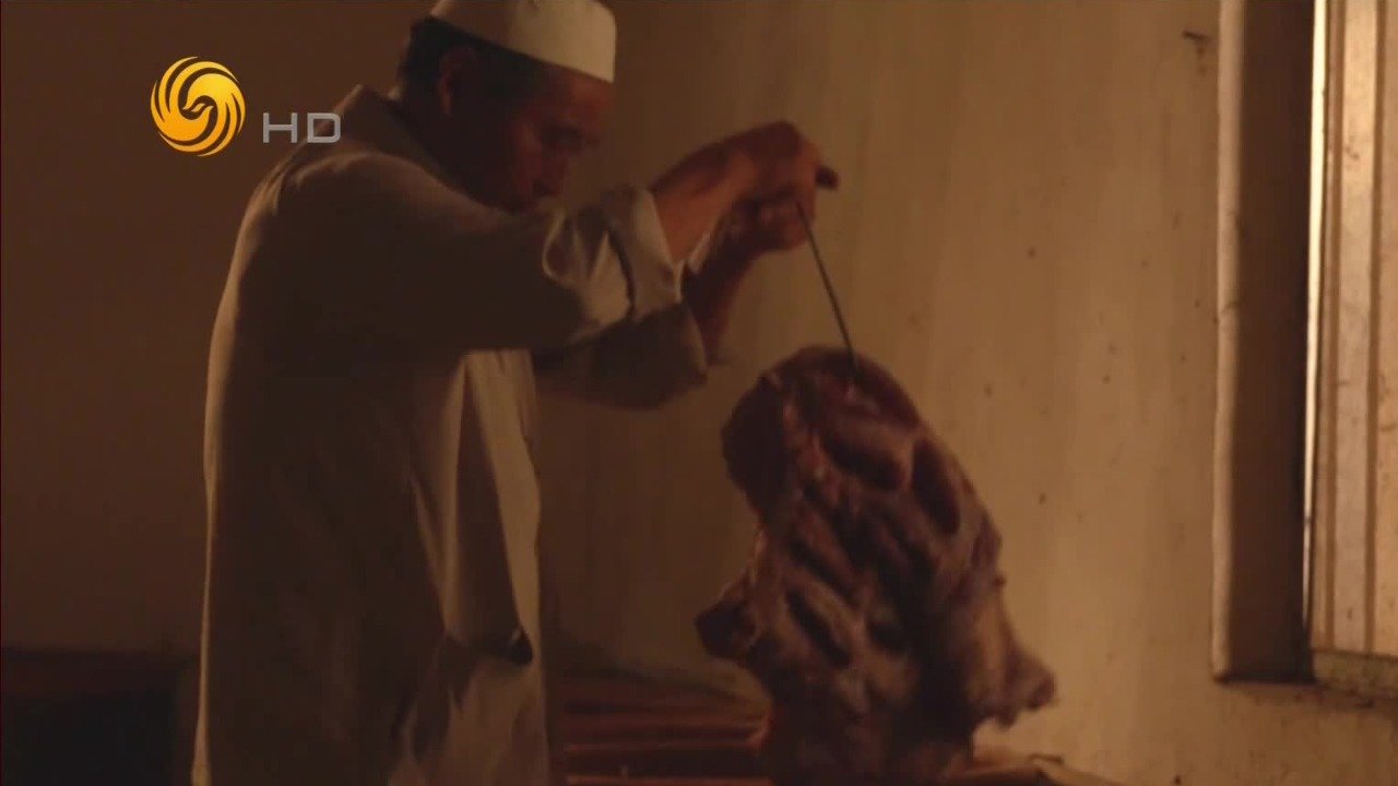 何湾坚守着最初的信条，不用机器替代人工翻缸，为的就是最传统的牛肉味道