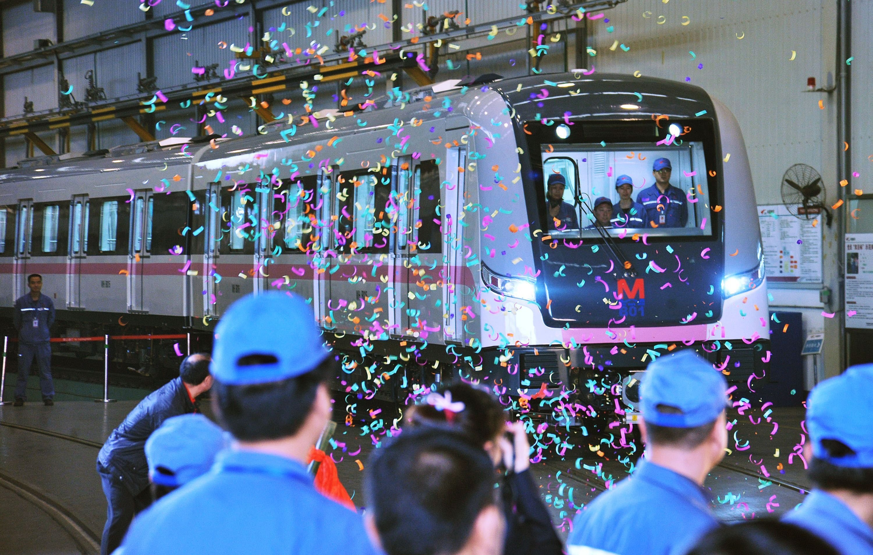 2012年4月19日，武汉地铁2号线首列车下线。