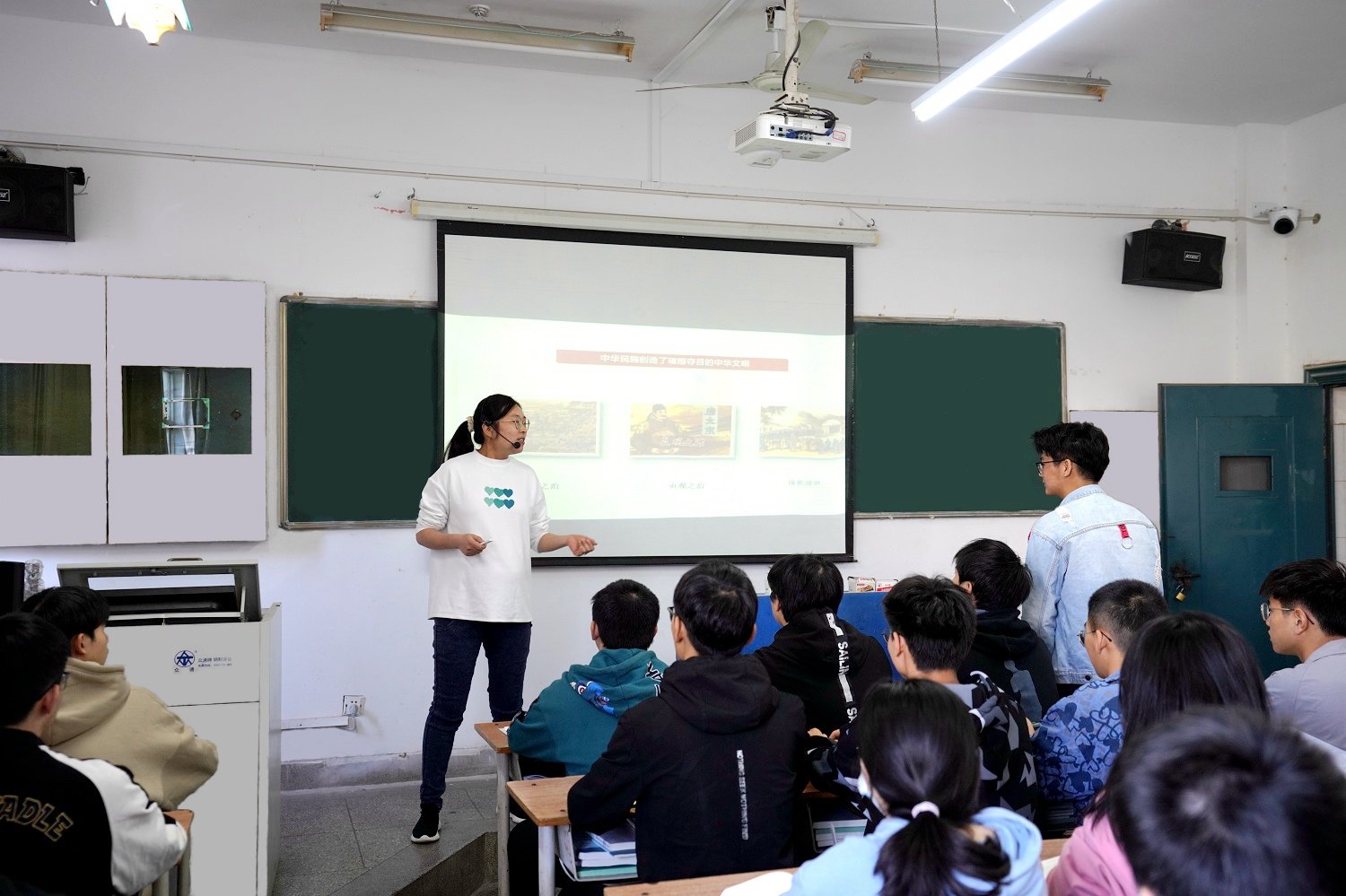 省教育厅副厅长汪立夏深入江西机电职院课堂听思政课