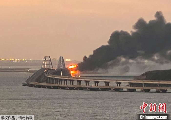 2022年10月8日,横跨刻赤海峡的克里米亚大桥发生火灾,部分路面损坏。