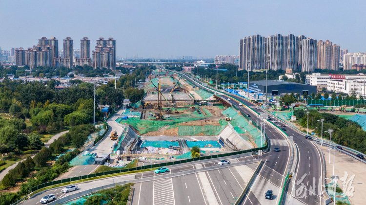 9月10日，石家庄复兴大街市政化改造项目施工现场。河北日报记者田明摄