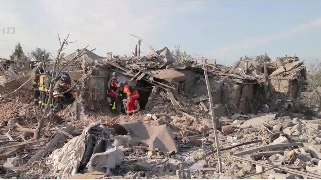 乌克兰扎波罗热遭12枚导弹袭击 造成至少13死