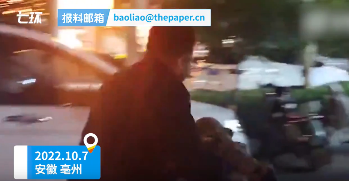 亳州一坐轮椅老人迷失在街头 民警推着沿路打听送回家