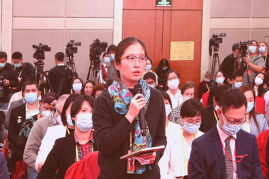 中国共产党第二十次全国代表大会新闻发言人2022年10月15日（星期六）16时30分在人民大会堂举行新闻发布会。图为南华早报记者。（新华网 王翰林 摄）
