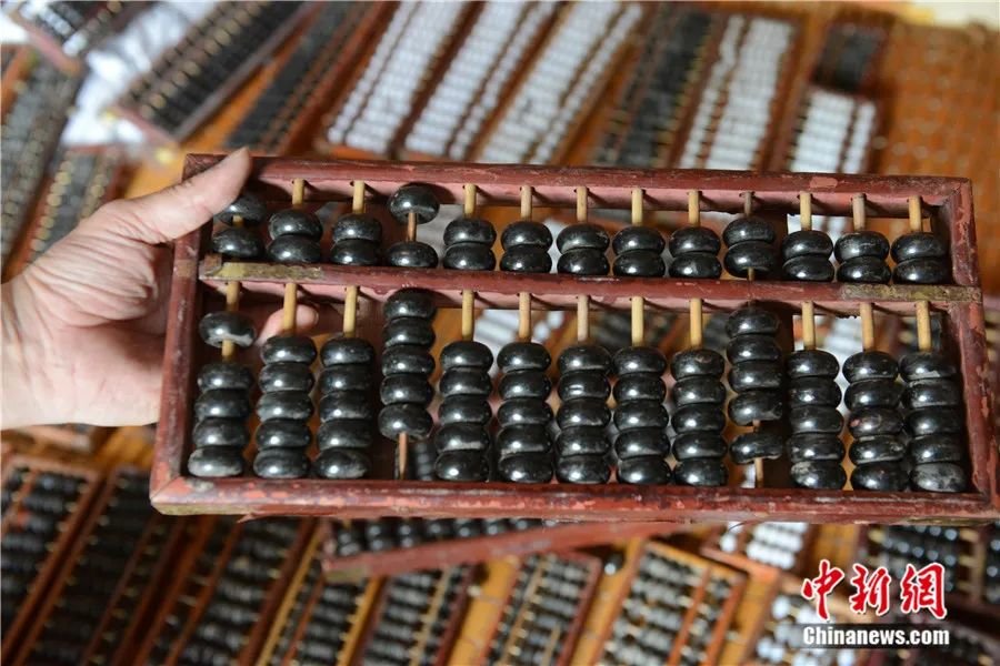 收藏爱好者展示收藏的算盘。刘可耕 摄