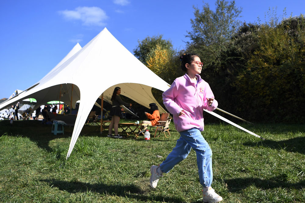 10月4日，市民在甘肃省兰州市石佛沟一处露营地休闲。新华社记者 陈斌 摄