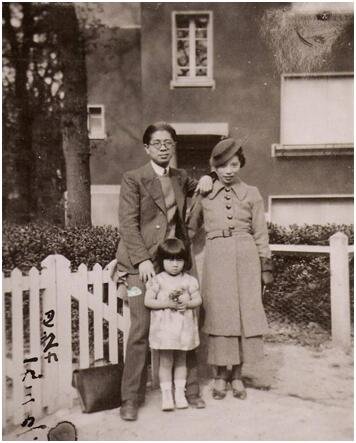 1935年，常书鸿、陈芝秀、常沙娜一家三(16964490)-20221014194241.jpg