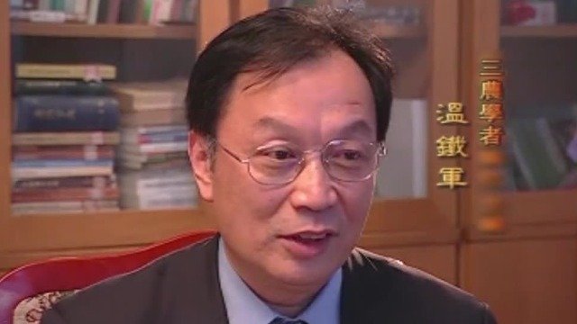 2004年初中央颁发关于农民增收的“一号文件”，着力解决“三农问题”