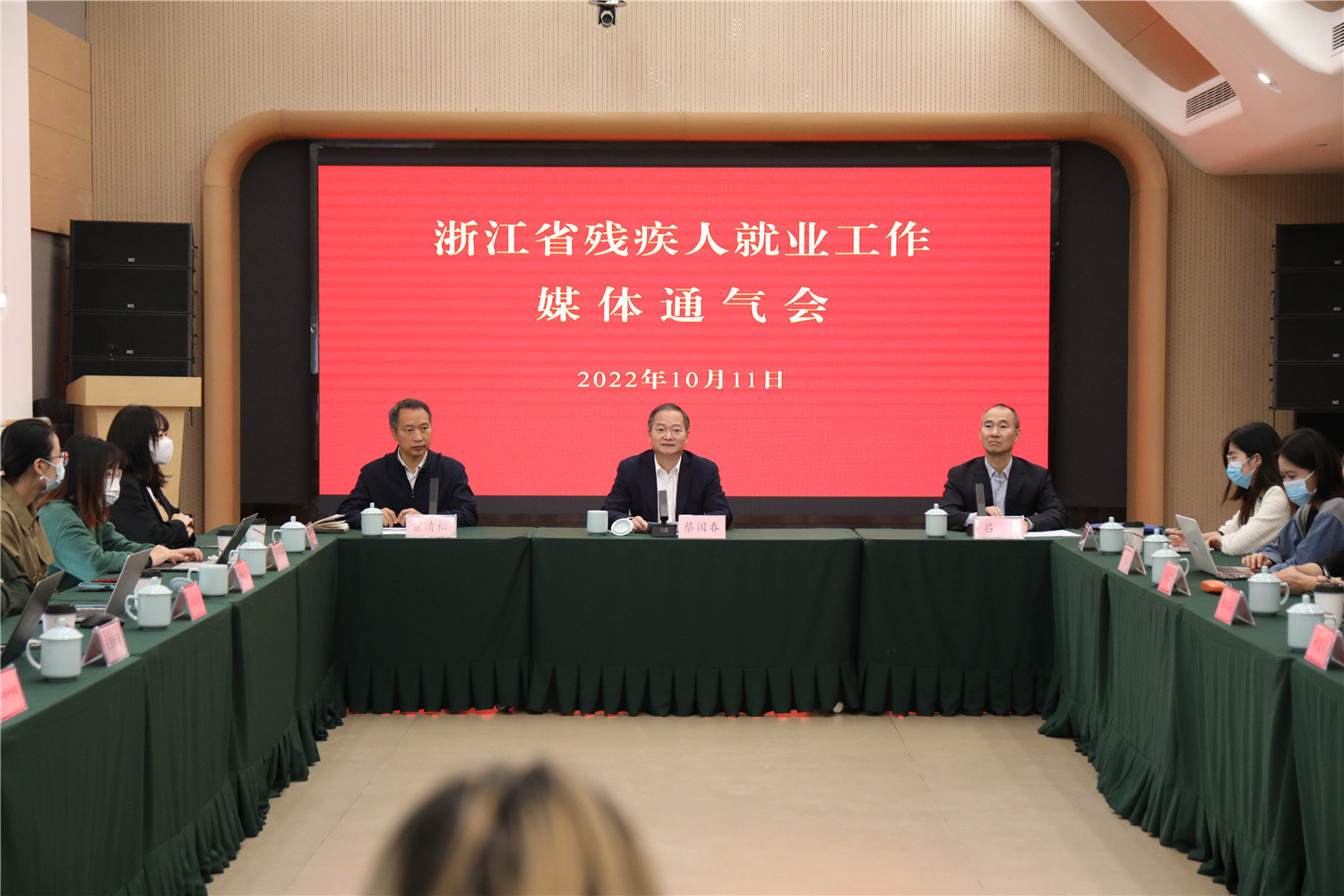 图（从左到右）：省残疾人联合会副理事长宣清松，省残疾人联合会党组书记、理事长蔡国春，省残疾人联合会党组副书记、副理事长吕林