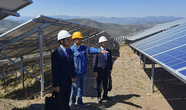 邮储银行楚雄州分行客户经理实地走访大姚县仓街农光互补光伏发电项目。