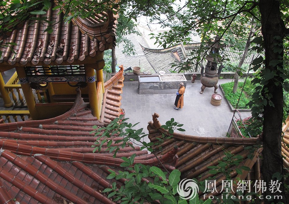 走进千年慈云寺:重庆最朋克古刹,山城中“不一样的烟火”