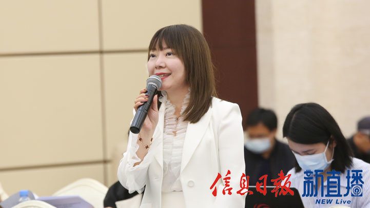 凤凰网提问(文颖 摄)