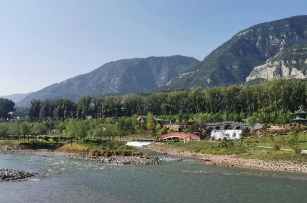 图为太原汾河四期景区内“一泓碧水”