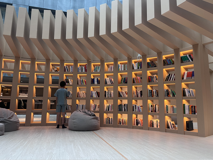 北京国际温泉酒店汤泉休闲中庭成为阅读区。（采访对象提供）