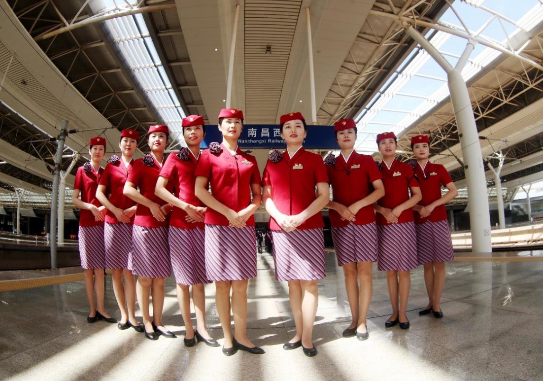 "复兴号"来了 站台上的高姐制服秀(图)