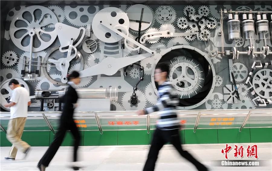 参观者行走在位于北京的中国科技馆内。远舟 摄