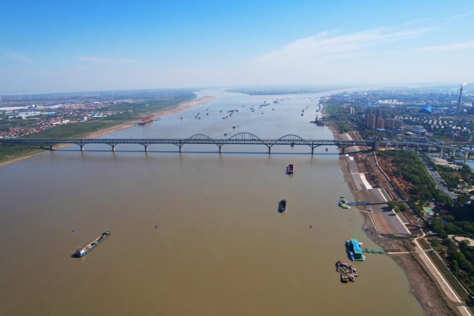 九江:长江水道航运忙(图)