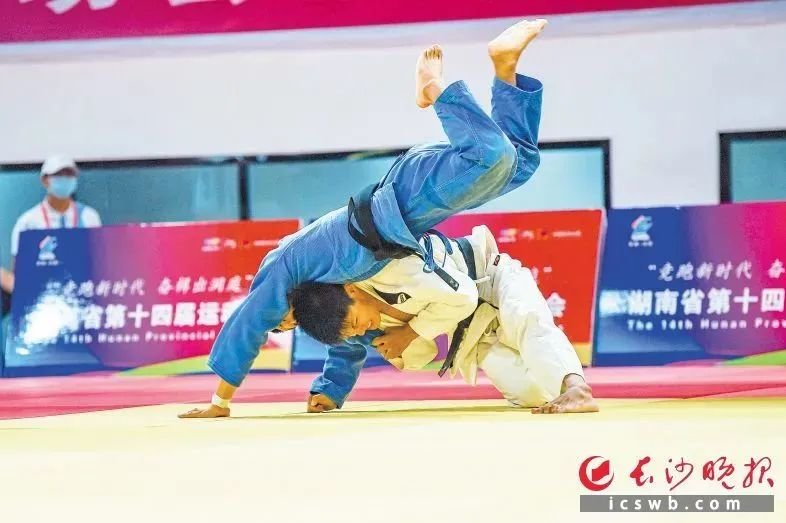 ▲贺龙体校充分发挥训练、学习、生活“三集中”优势,有效提高了运动员竞技水平。图为长沙市柔道队杨琮(白衣)在比赛中。