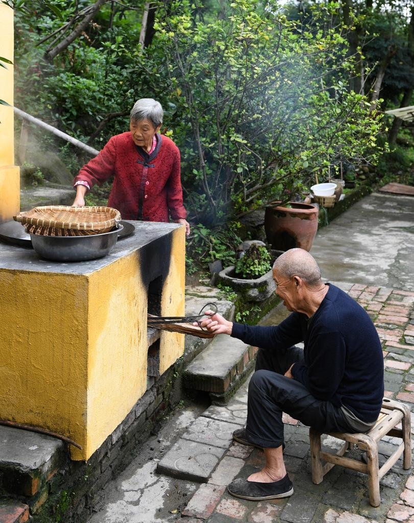 暖心闻90后小伙用镜头记录爷爷奶奶的温情日常