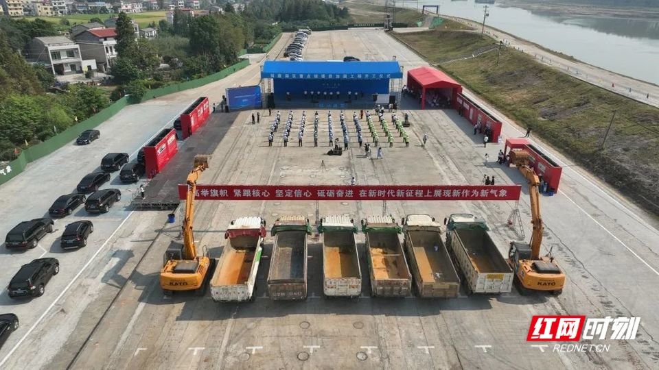 湖南省洞庭湖区重点垸堤防加固一期工程开工现场。
