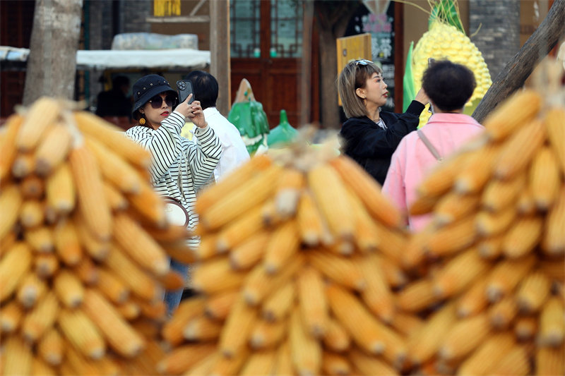 10月11日，游客在保定市易县恋乡&middot;太行水镇景区拍照游玩。新华社记者 骆学峰 摄
