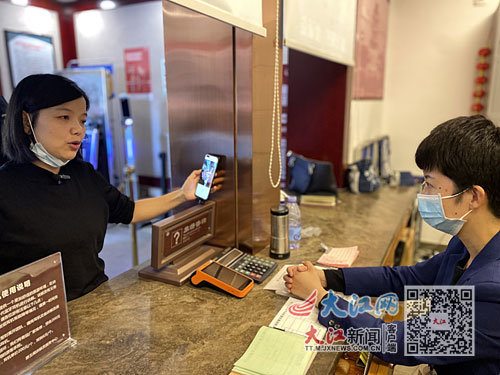 成都游客苏婷(左)在景区背诵《滕王阁序》。