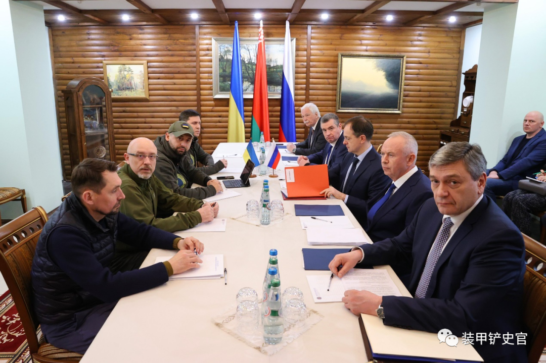 ■列兹尼科夫（左边第二人）作为国防部长，在战事最紧张的时候，居然有大把时间参加多轮毫无意义的俄乌谈判。