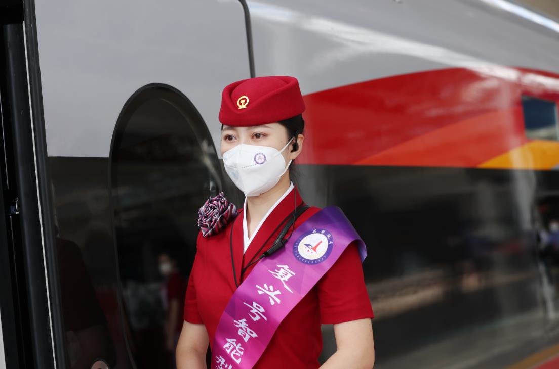 “复兴号”来了 站台上的高姐制服秀(图)