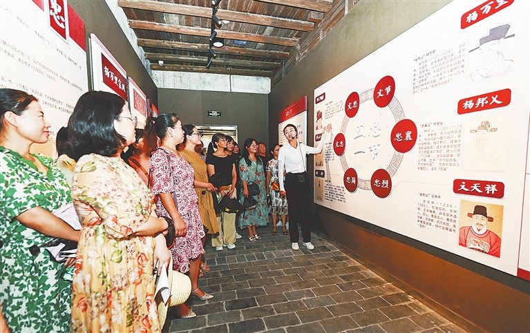 8月12日,在吉水县杨万里家风馆内,讲解员正向县级领导干部家属讲述南宋著名诗人杨万里的家风故事。今年以来,该县深入挖掘本土家风家训文化,不断推进党员干部家风建设,共筑家庭廉洁防线。本报记者 李 劼摄