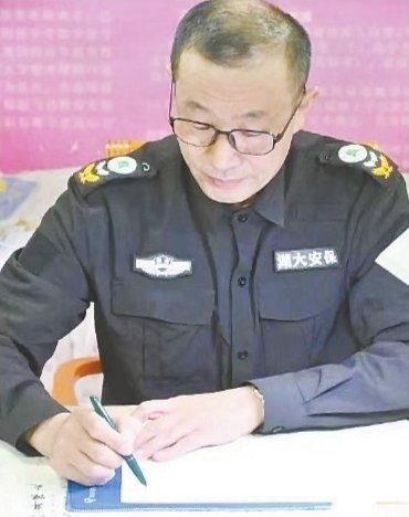 陈金林在练字。