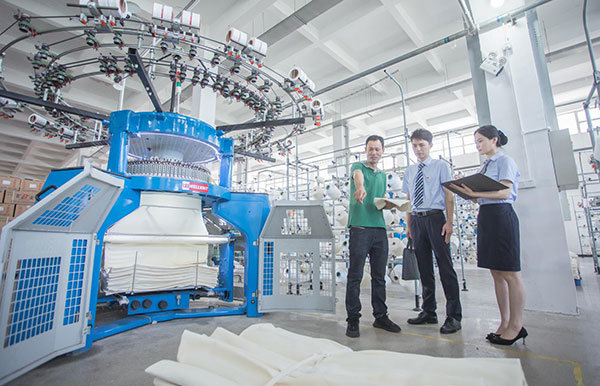 邮储银行积极支持中小微企业发展,图为信贷客户经理走访企业。