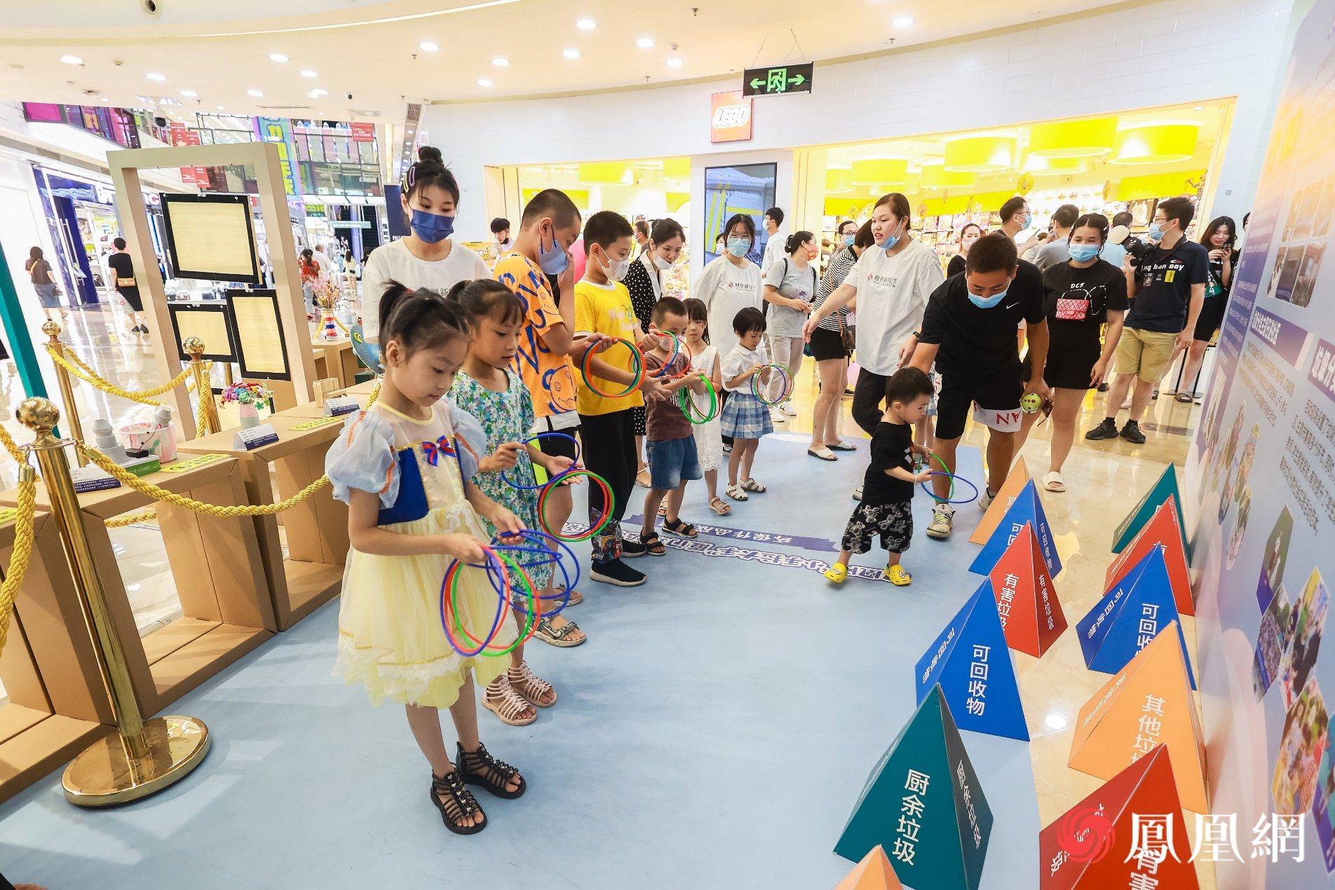 亲子家庭通过互动游戏深入了解垃圾分类知识