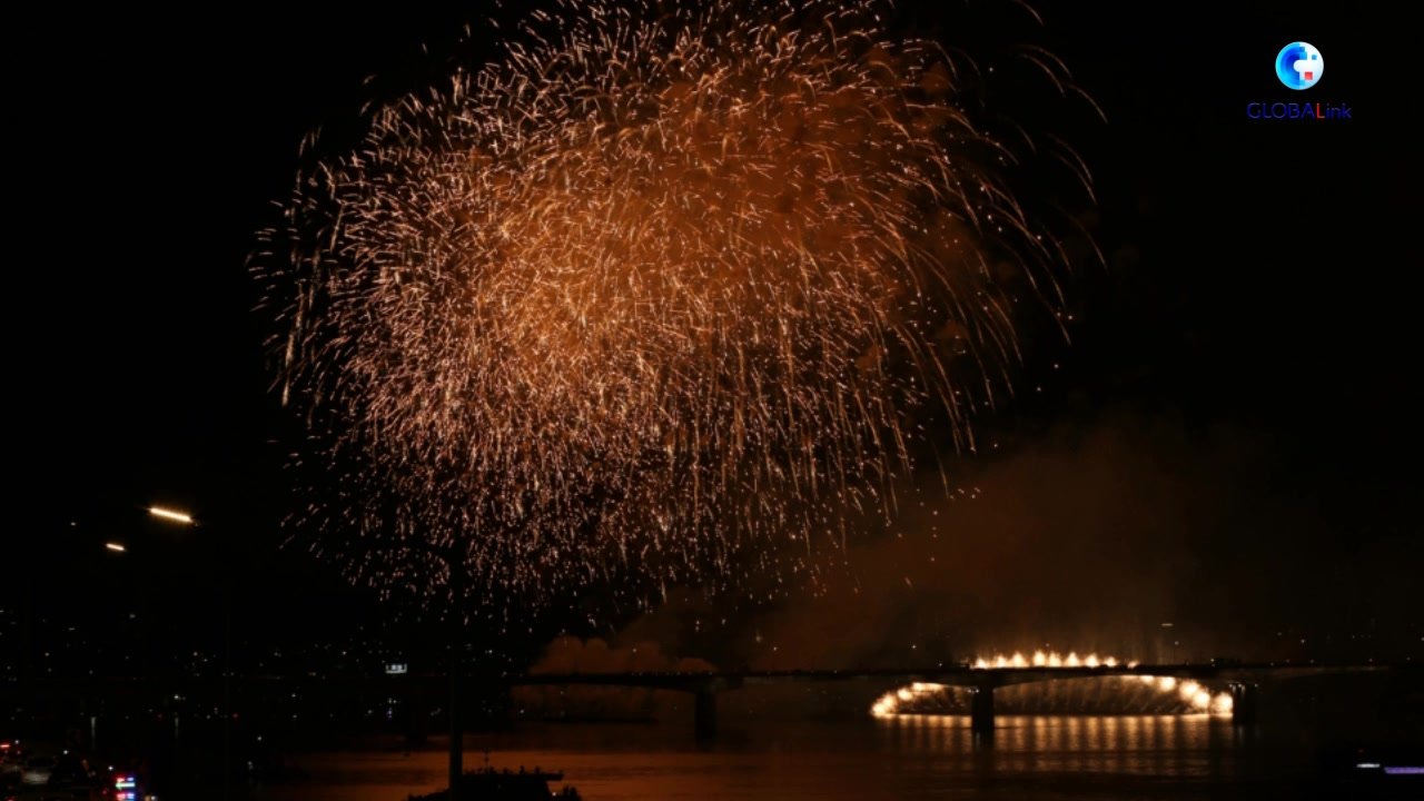 烟花点亮首尔夜空