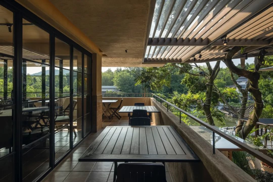 3家开在大自然里的餐厅：在山间、水边、洞穴野餐_凤凰网