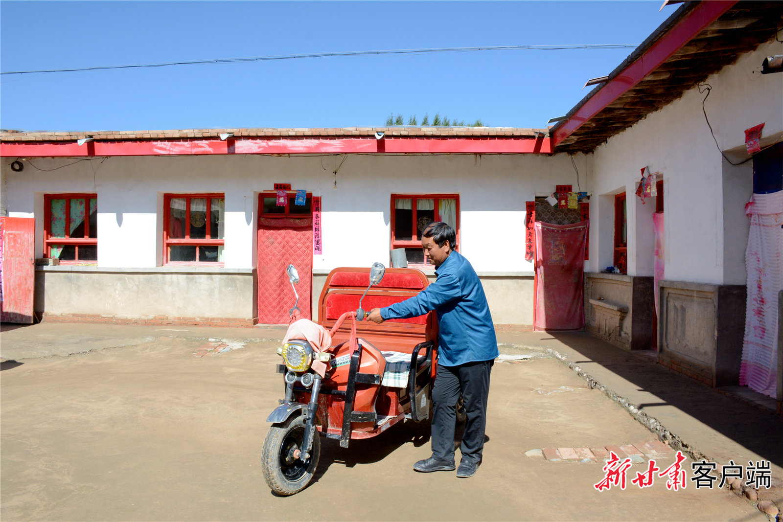 村民邓发斌回到以前居住的土坯房子，准备驾驶电动三轮车搬东西。新甘肃·甘肃日报记者 金奉乾