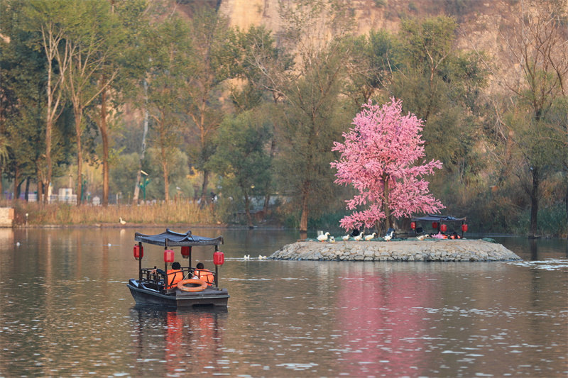10月11日，游客乘坐观光船在保定市易县恋乡&middot;太行水镇景区休闲游玩。新华社记者 骆学峰 摄