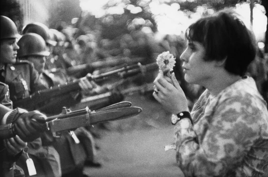 在国民警卫队的刺刀前献花的简·罗丝·凯斯米尔（Jan Rose Kasmir），马克·吕布摄，1967年