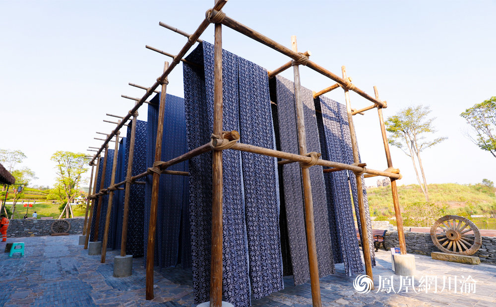 依文&middot;中国手工坊创始人夏华携深山绣娘领动新“潮”势，国潮嘉年华闪耀重庆