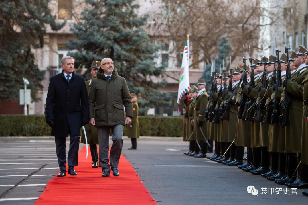 ■2021年12月刚就任国防部长的列兹尼科夫出访匈牙利。