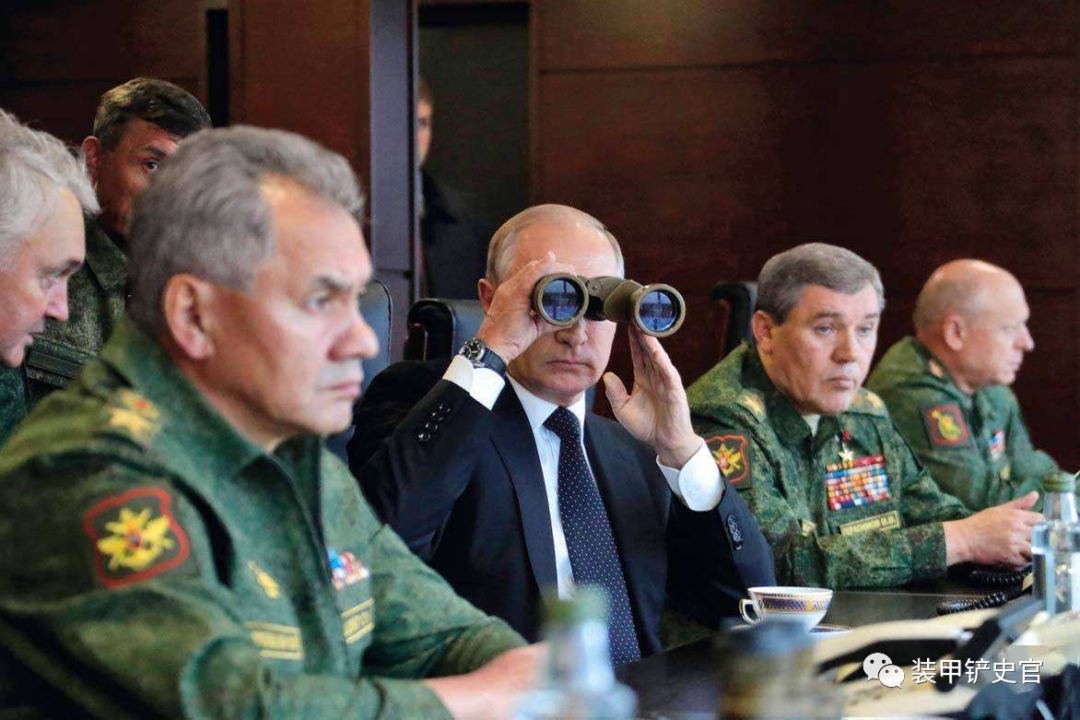 ■绍伊古（左一）、格拉西莫夫（右二）是普京（左二）在军事领域的左膀右臂，两人同期接任国防部长和总参谋长，配合长达十年，相当有默契。