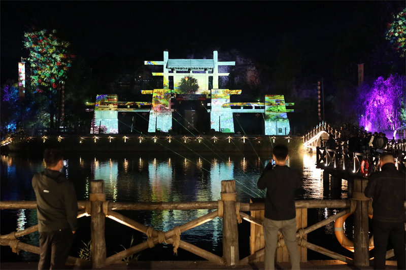 10月11日，游客在保定市易县恋乡&middot;太行水镇景区观看灯光秀。新华社记者 骆学峰 摄