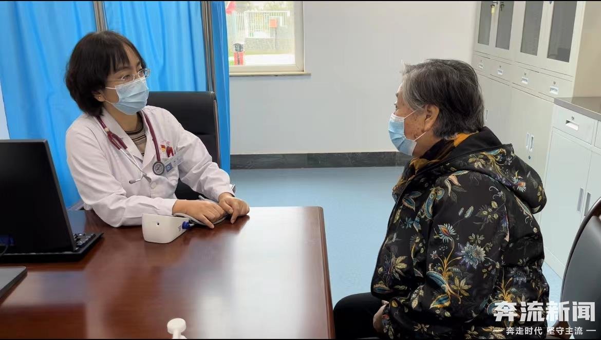 ▲为患者解答咨询