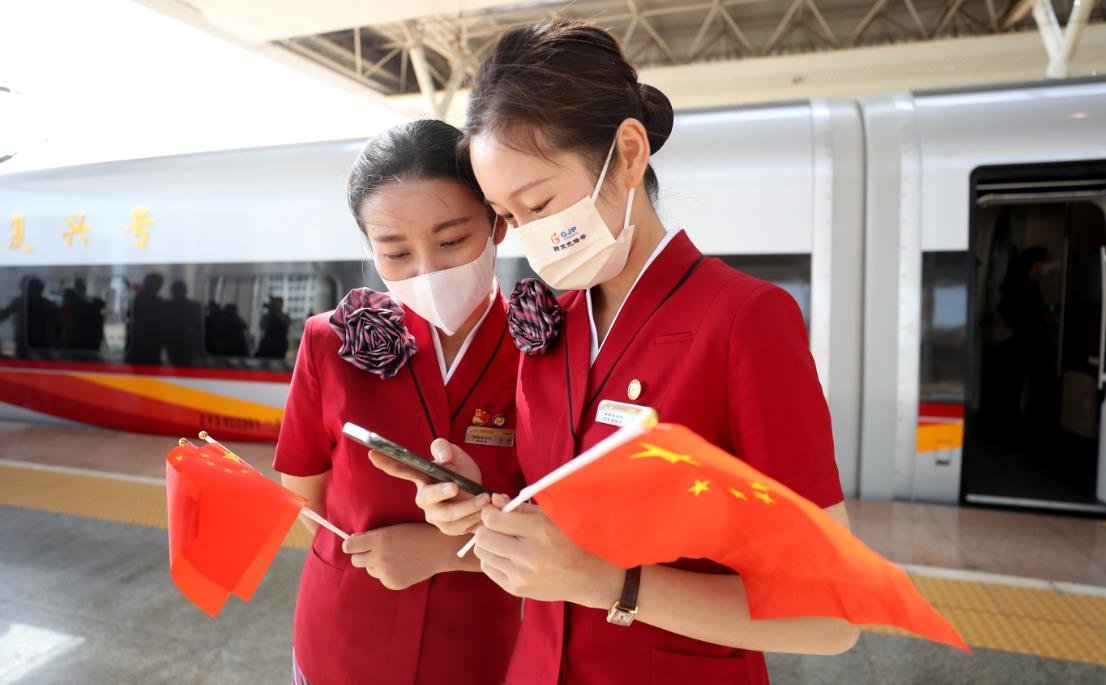 “复兴号”来了 站台上的高姐制服秀(图)