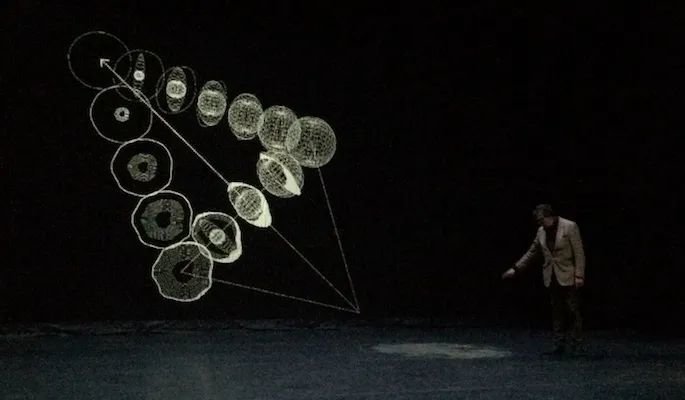 布鲁诺·拉图尔的“地球三部曲”演讲表演（lecture performance）。图片来自拉图尔个人网站。